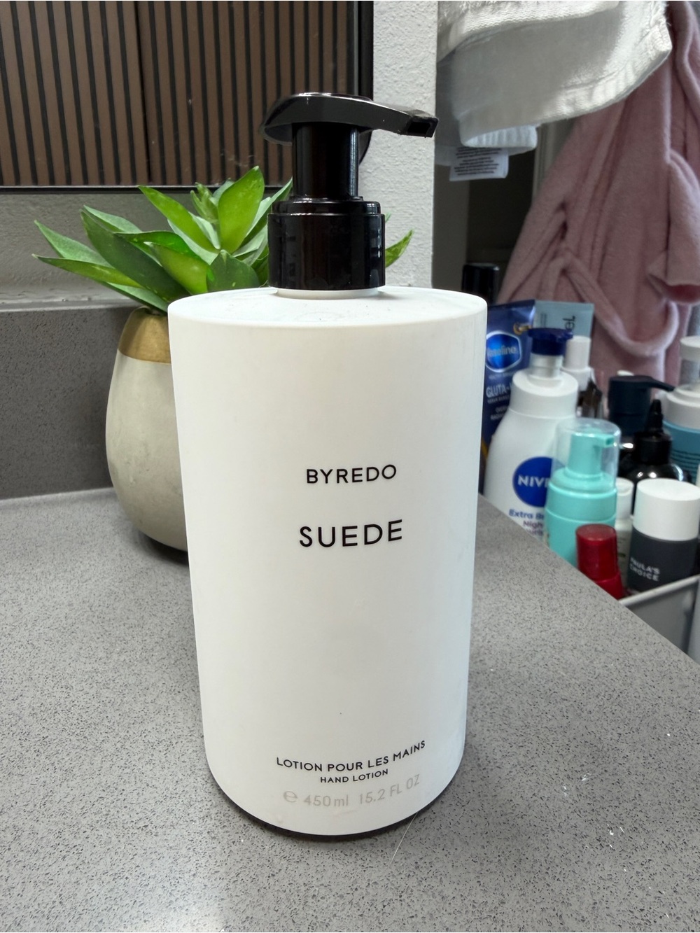 Byredo Suede Hand Lotion — White with Black Pump